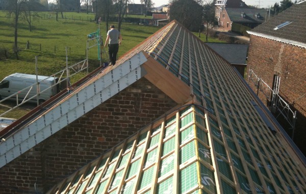 Rénovation d’une toiture en tuile avec panneaux Unidek