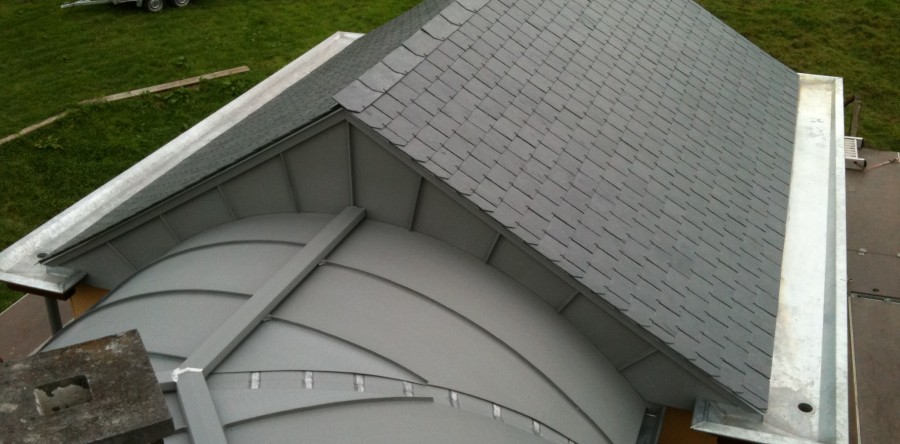 Toiture en zinc cintré et en ardoises naturelles à Blégny