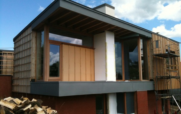 Réalisation d’une toiture en zinc sur une maison en ossature bois