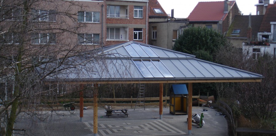 Réalisation d’un préau dans une école